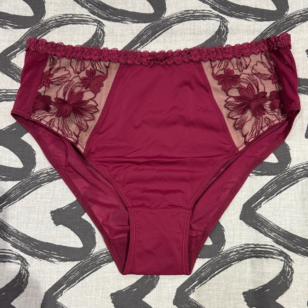 Elegant Burgundy Lace Trim Panties
Pretty much new 
Beautiful colour